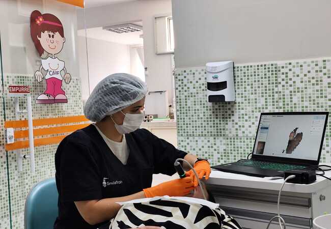 Com o objetivo de promover a reabilitação estética, funcional e a reintegração dos portadores de fissura labiopalatina, o CAIF em parceria com a ClearCorrect está desenvolvendo uma pesquisa com o uso Divulgação: CAIF