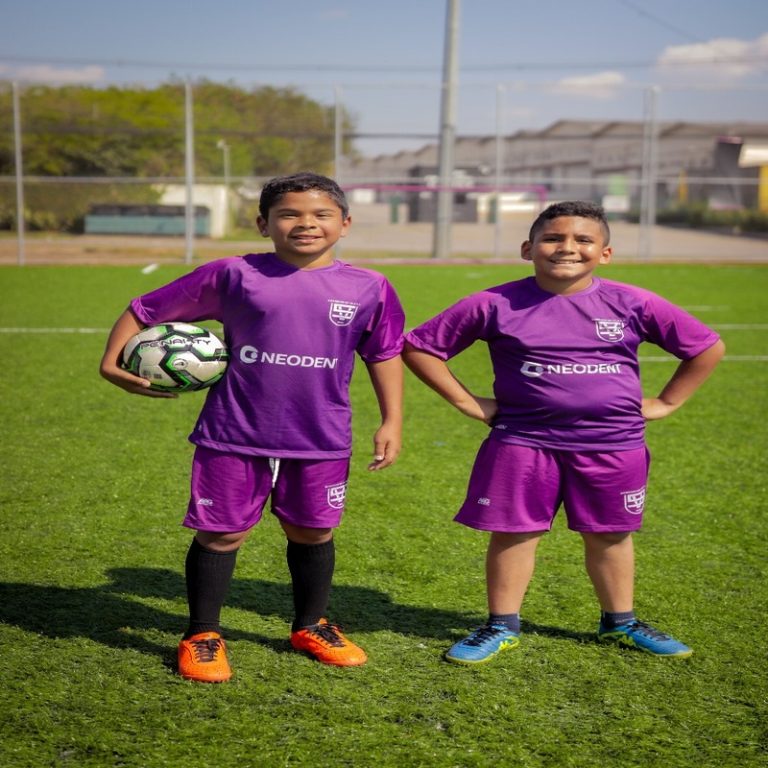 Desde 2022 o projeto Sorrisos da Vila oferece aulas de futebol para crianças e adolescentes de 7 a 15 anos Créditos: Divulgação/Neodent