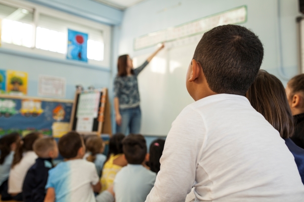 Participação da sociedade é essencial para a garantia de recursos e direitos de crianças e adolescentes Créditos: Envato